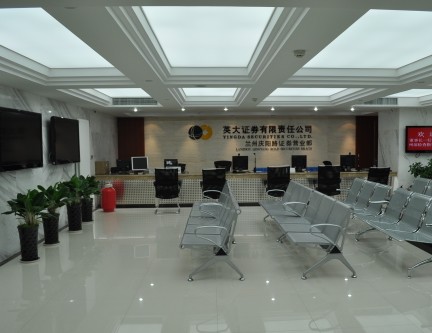 英大證券有限責(zé)任公司成立于1996年，前身蔚深證券有限責(zé)任公司，總部位于深圳市，是一家全國(guó)性的綜合證券經(jīng)營(yíng)機(jī)構(gòu)，公司構(gòu)建了面向全國(guó)的綜合性金融理財(cái)服務(wù)平臺(tái)，目前在全國(guó)范圍內(nèi)設(shè)有33家分支機(jī)構(gòu)，并控股英