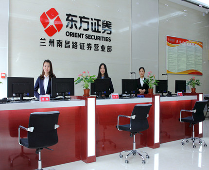 東方證券股份有限公司是一家經(jīng)中國證券監(jiān)督管理委員會批準設(shè)立的綜合類證券公司，總部設(shè)在上海，現(xiàn)有注冊資本69.94億元，公司于2015年3月23日成功登陸上交所，2016年7月8日H股成功發(fā)行并上市