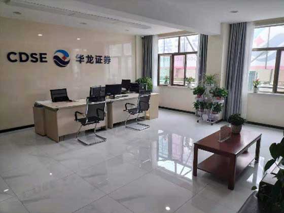 華龍證券景泰營(yíng)業(yè)部是經(jīng)中國(guó)證監(jiān)會(huì)批準(zhǔn)設(shè)立的景泰縣唯一一家證券營(yíng)業(yè)部，位于景泰縣壽鹿街194號(hào)時(shí)代廣場(chǎng)對(duì)面，營(yíng)業(yè)部經(jīng)營(yíng)面積150平方米，環(huán)境優(yōu)雅。營(yíng)業(yè)部經(jīng)營(yíng)范圍：證券經(jīng)紀(jì)；證券投資咨詢；與證券交易、證券