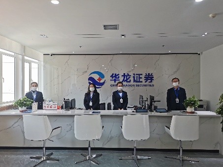 華龍證券股份有限公司蘭州永昌路證券營(yíng)業(yè)部前身為蘭州市信托投資公司蘭州證券交易廳，是甘肅省首家證券營(yíng)業(yè)部。目前營(yíng)業(yè)場(chǎng)地有2800平方米，坐落于蘭州市城關(guān)區(qū)慶陽(yáng)路450號(hào)五層，有16條公交線路在雙城門設(shè)立