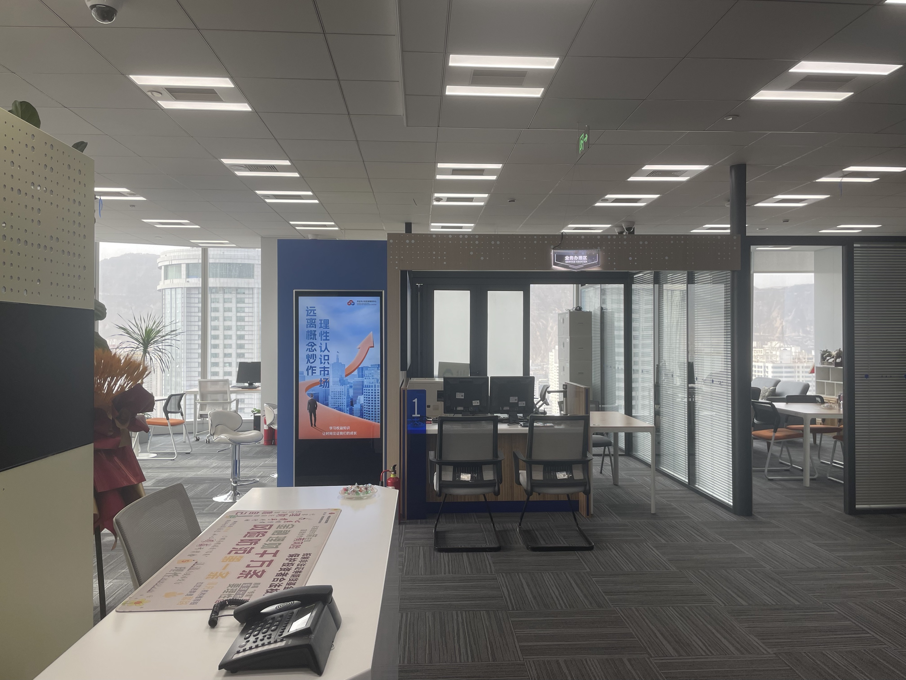 國泰君安證券蘭州東崗西路營業(yè)部成立于1993年10月，位于蘭州市城關(guān)區(qū)東崗西路561號，地處廣場東口繁華地段，交通便利，設(shè)施齊全，環(huán)境優(yōu)雅，是目前省內(nèi)綜合實力最強(qiáng)、經(jīng)營業(yè)務(wù)最齊、服務(wù)水平一流的證券營業(yè)